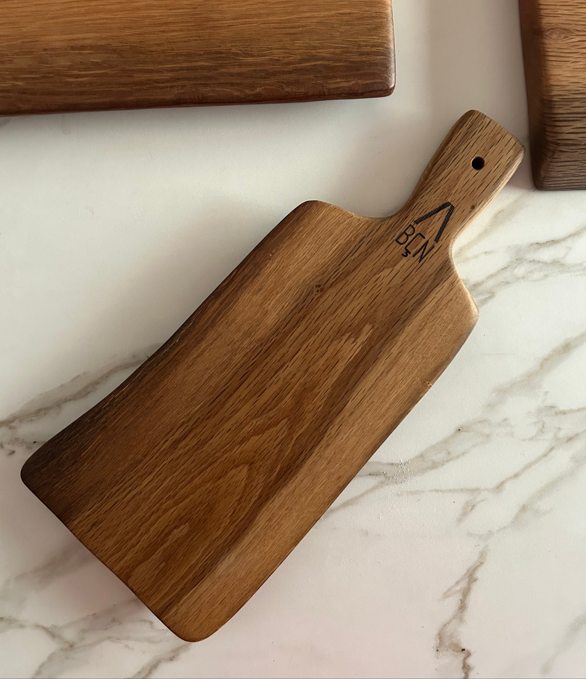 Tabla de madera de roble natural con mango