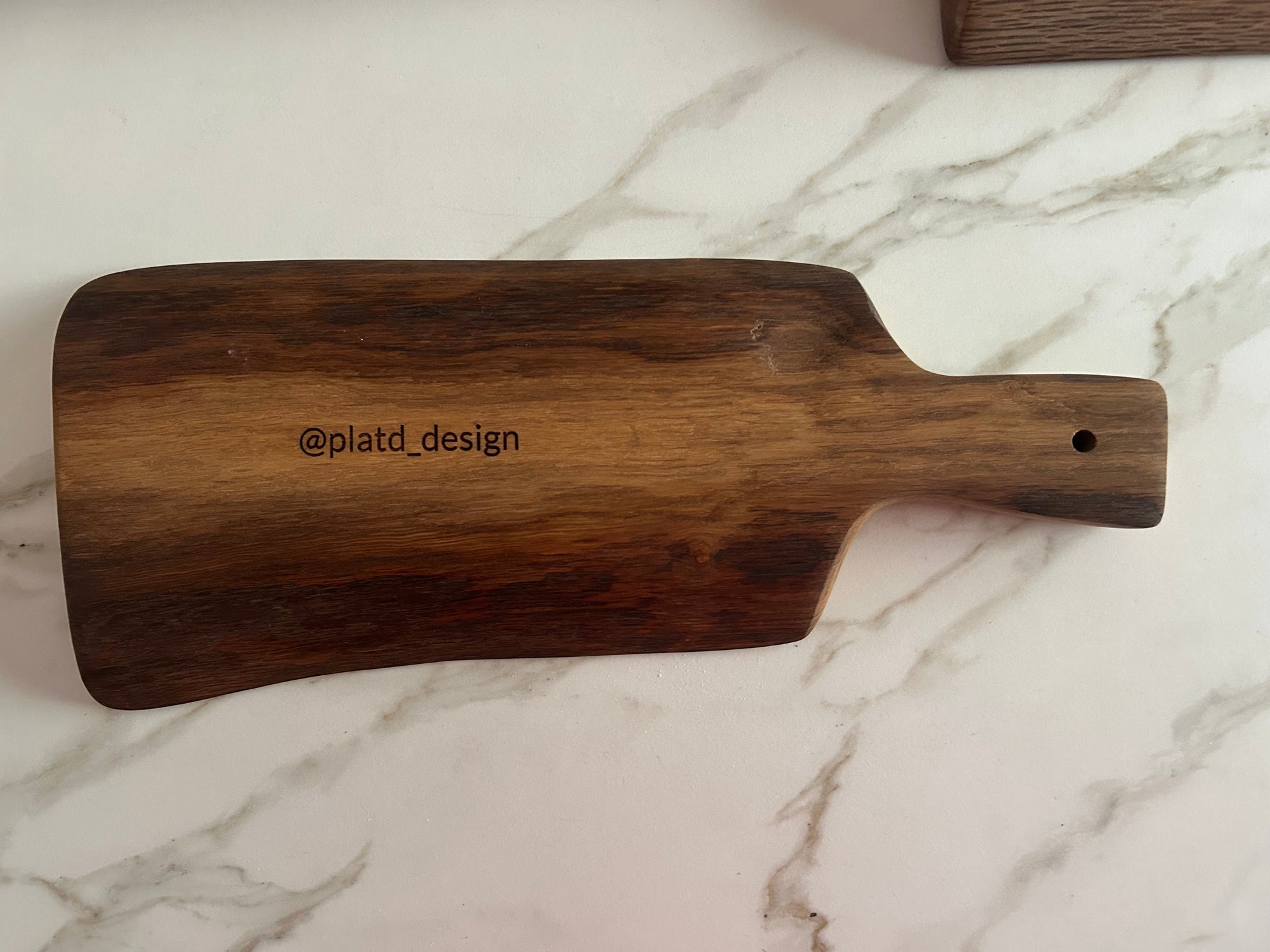 Tabla de madera de roble natural con mango