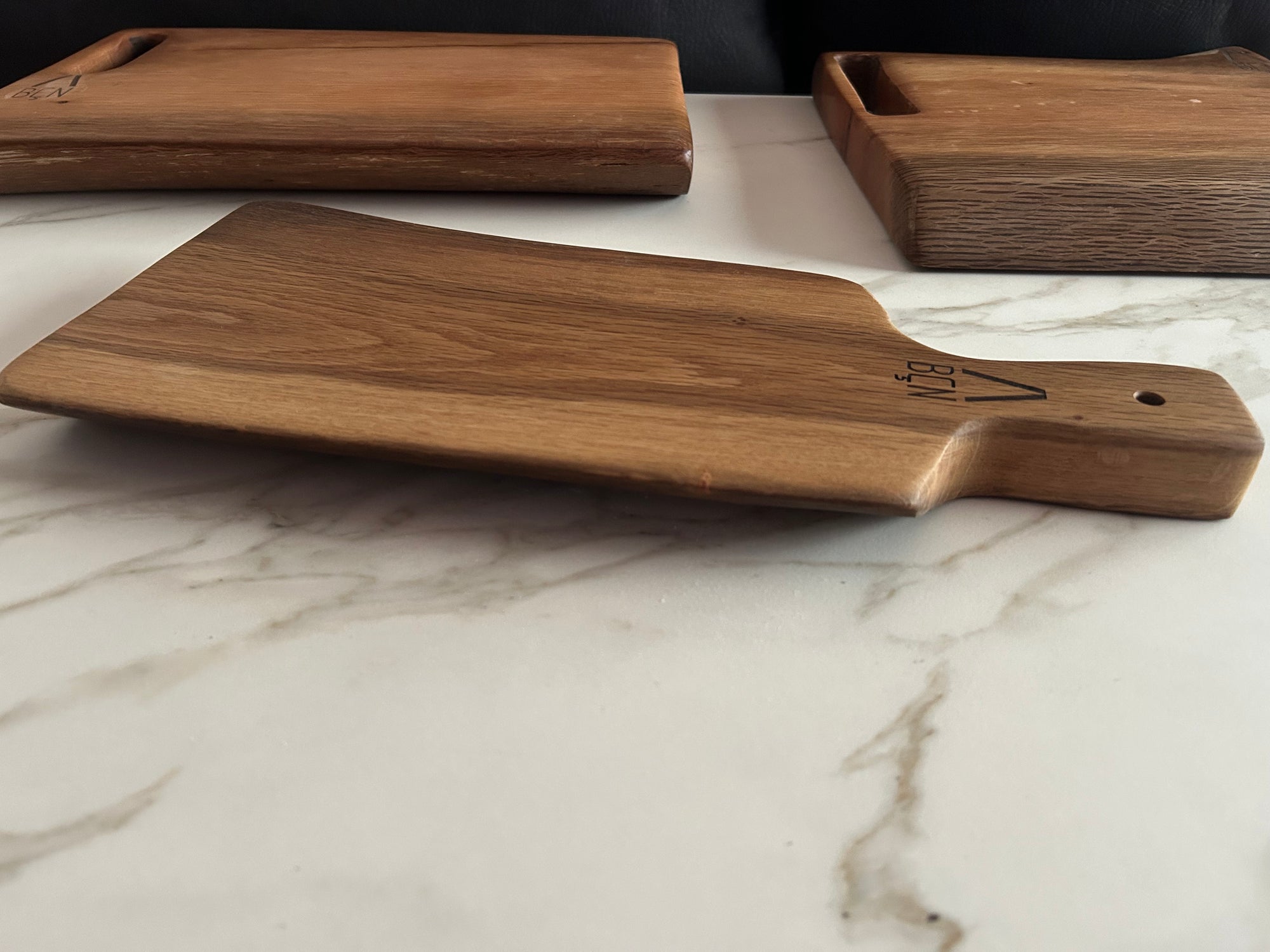 Tabla de madera de roble natural con mango