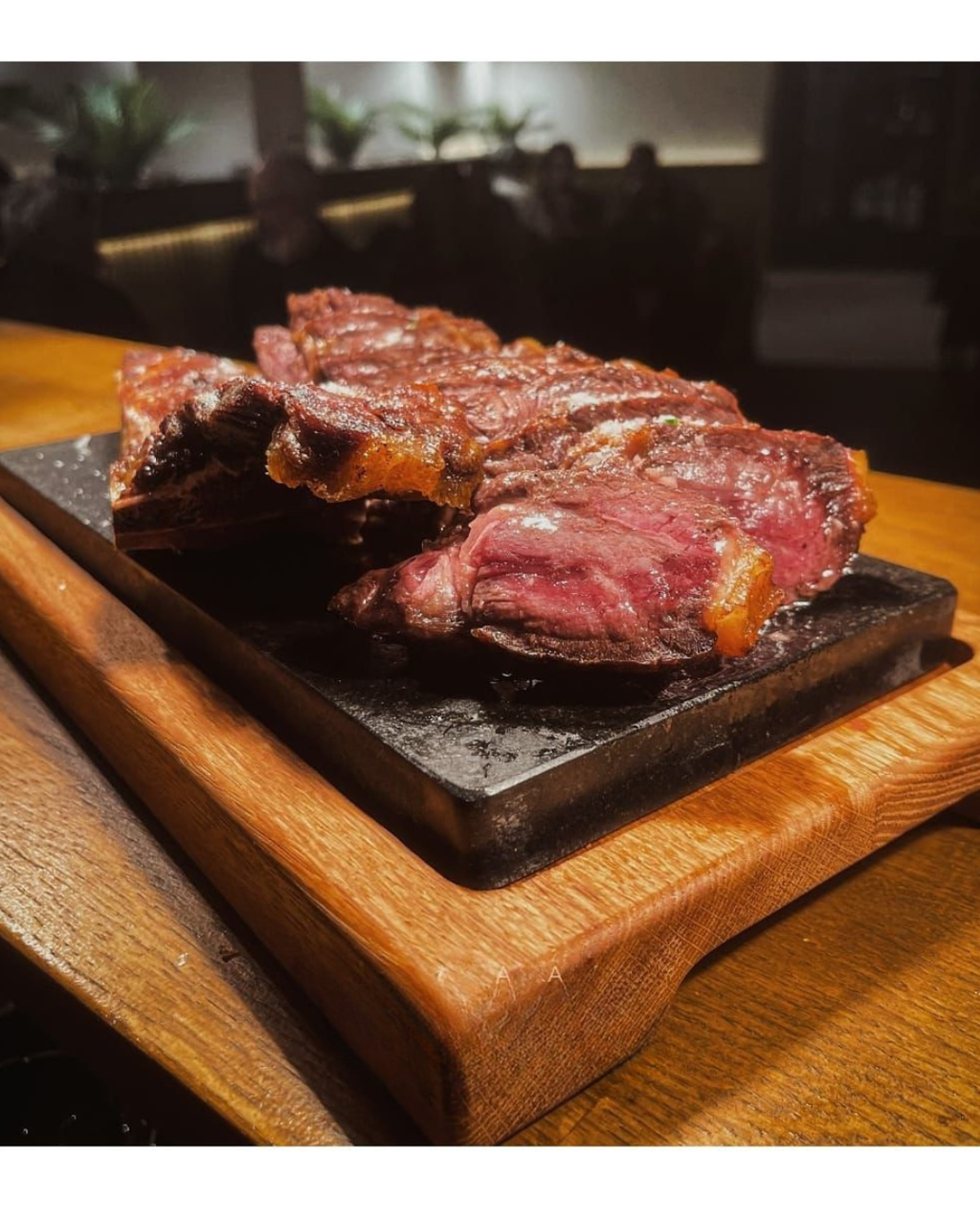 Piedra para asar carne con base de roble — Granito natural