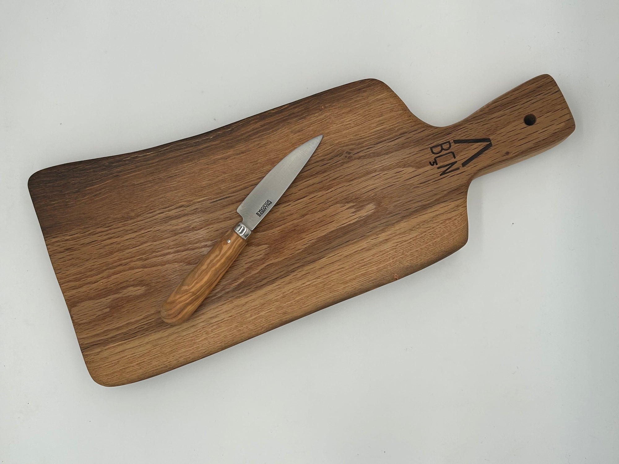 Tabla de madera de roble natural con mango